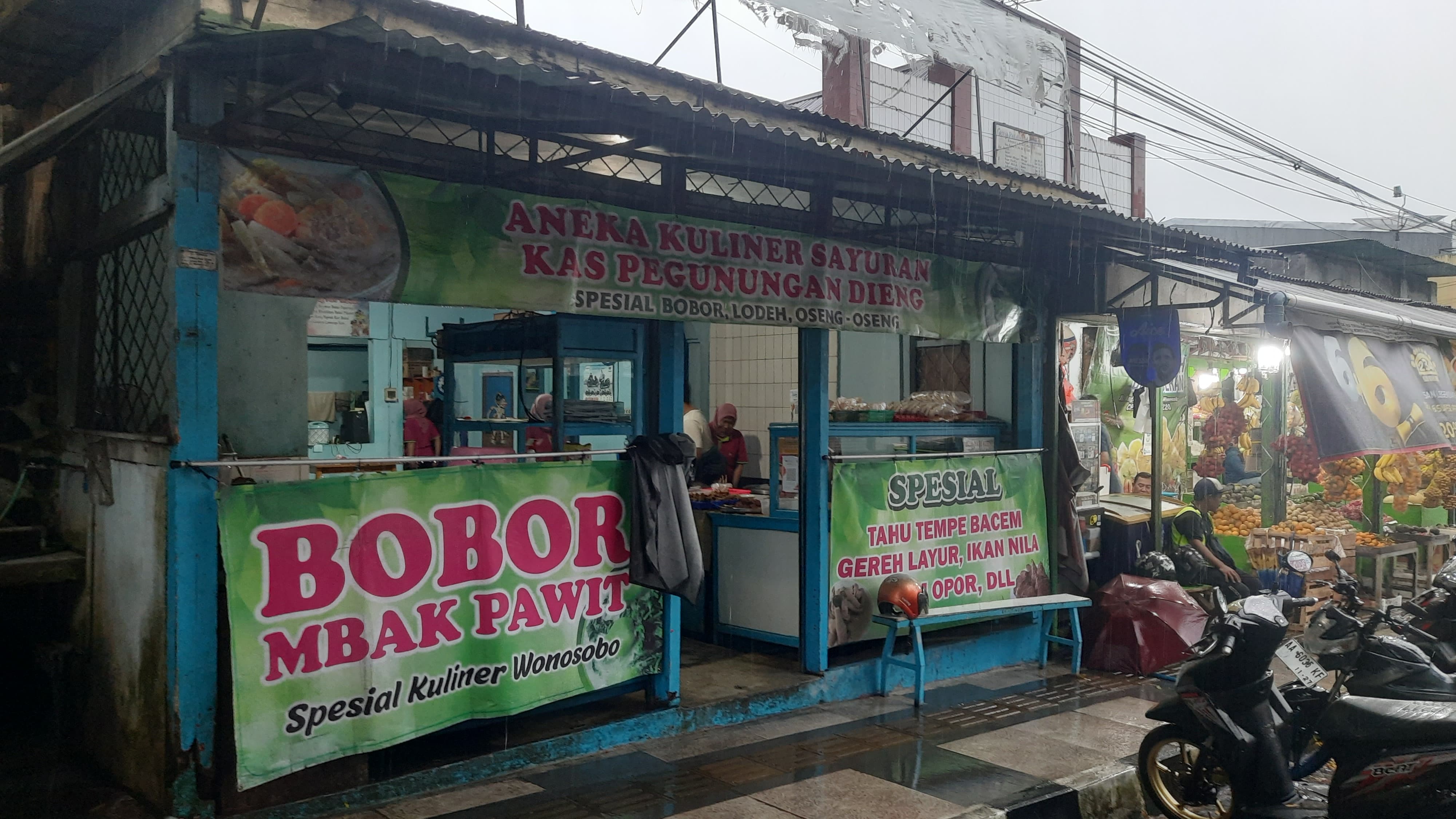 Warung Mbok Pawit yang berada di dekat Alun-Alun Wonosobo.