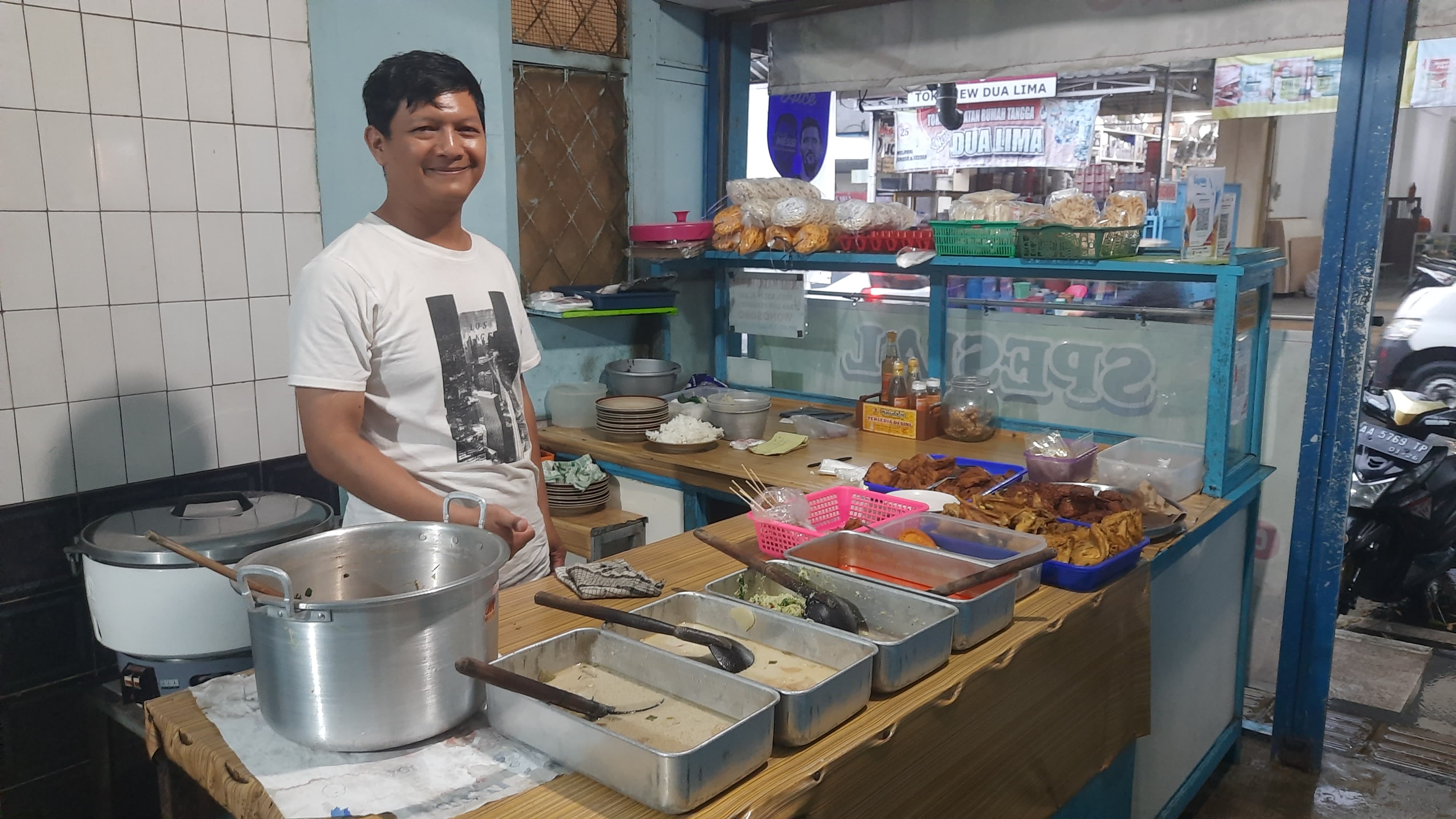 Lukas meneruskan usaha yang dirintis ibunya, Mbok Pawit.