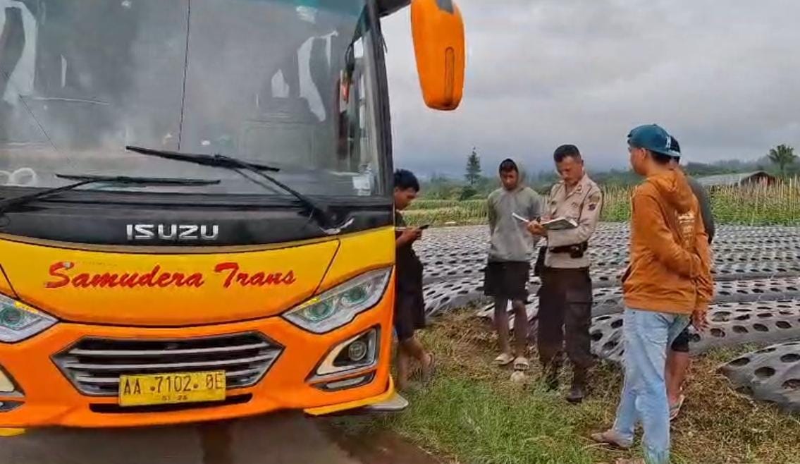 Bus yang membawa rombongan pendaki Gunung Sumbing asal Brebes terjebak di jalur pertanian Dusun Klowoh, Desa Kwadungan, Kalikajar, Kabupaten Wonosobo Sabtu (28/12/2024).