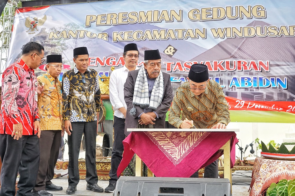 Pj Bupati Magelang Sepyo Achanto didampingi Bupati Magelang terpilih Grengseng Pamuji meresmikan Gedung Kantor Kecamatan Windusari yang baru.