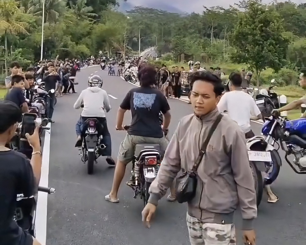 Ratusan remaja menggelar aksi balap liar di sepanjang jalan akses Jembatan Ngembik, penghubung Kota dan Kabupaten Magelang yang baru selesai dibangun.