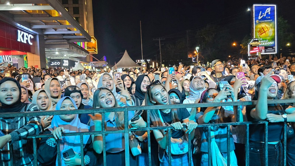 Antusias pengunjung yang menyaksikan konser musik yang dihelat di Artos Mall Magelang.