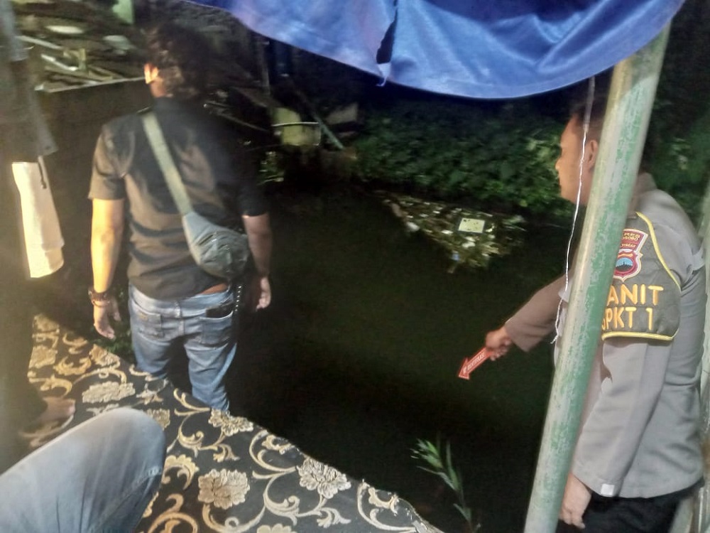 Polisi melakukan olah TKP di kolam ikan tempat korban Haisf Fauzul Mubin tenggelam.