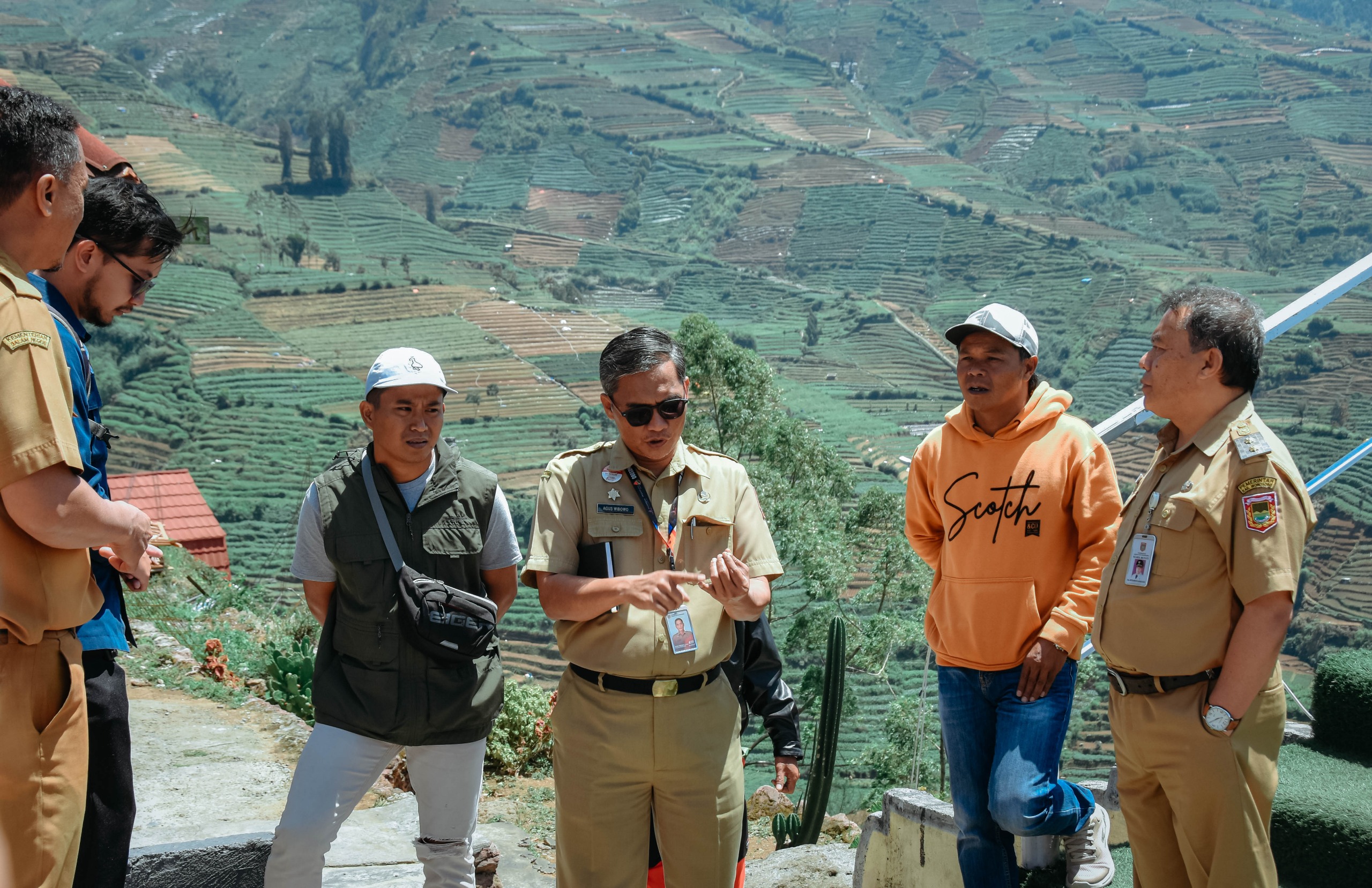 Kepala Disparbud Wonosobo Agus Wibowo (4 dari kiri) ketika mendampingi Wakil Bupati Muhammad Albar  (paling kanan) saat meninjau destinasi wisata sebelum Nataru.