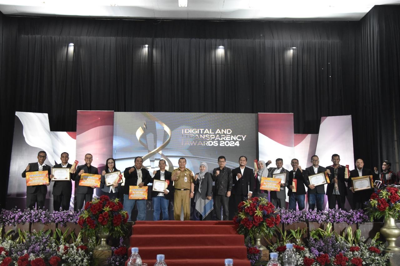 Para peraih penghargaan Digital and Transparency Awards 2024 yang diadakan Diskominfo Wonosobo di Gedung Korpri, pada Senin (30/12/2024).