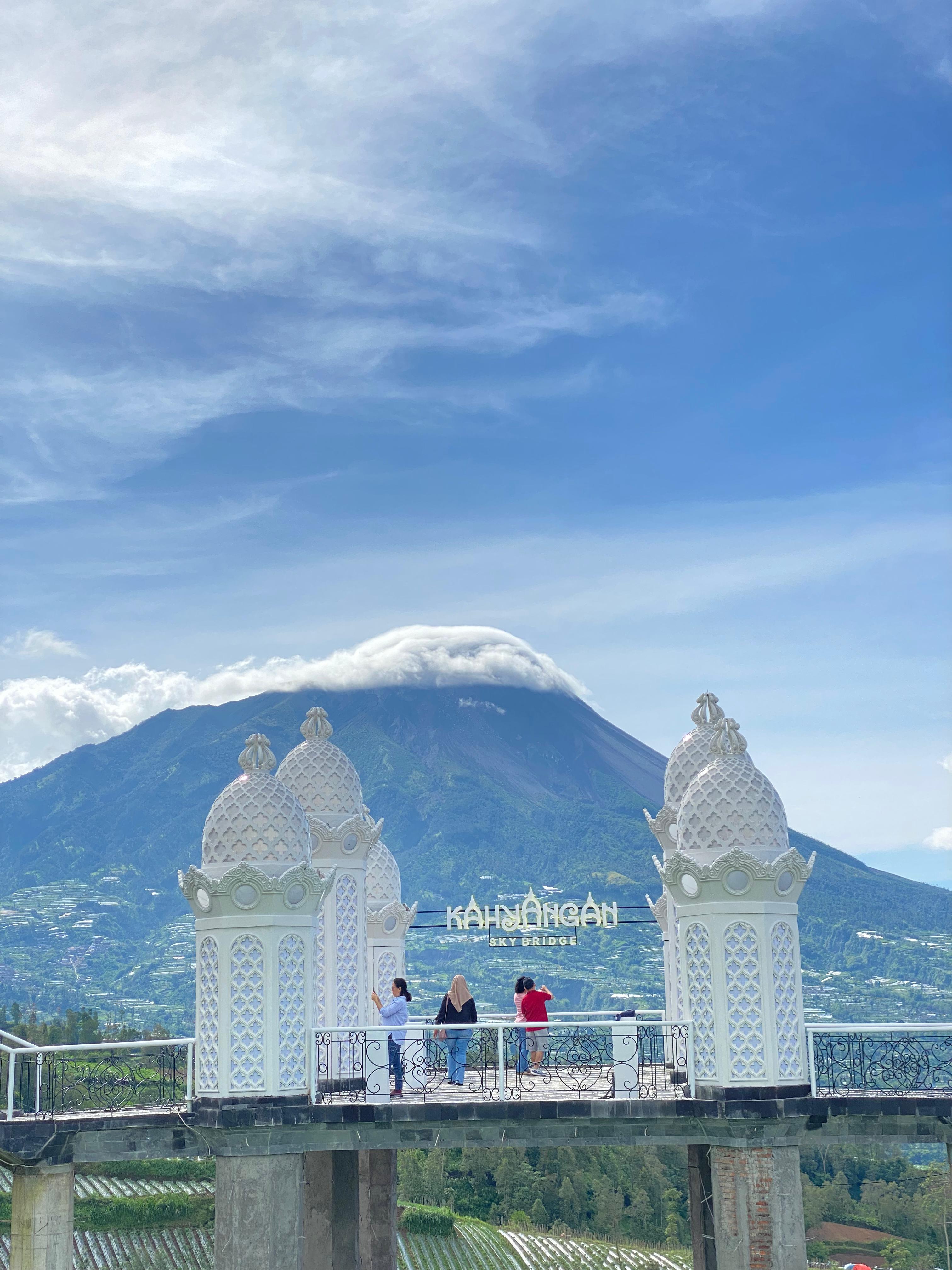 Wahana Kahyangan Sky Bridge merupakan spot baru di tempat wisata Negeri Kahyangan Kabupaten Magelang.