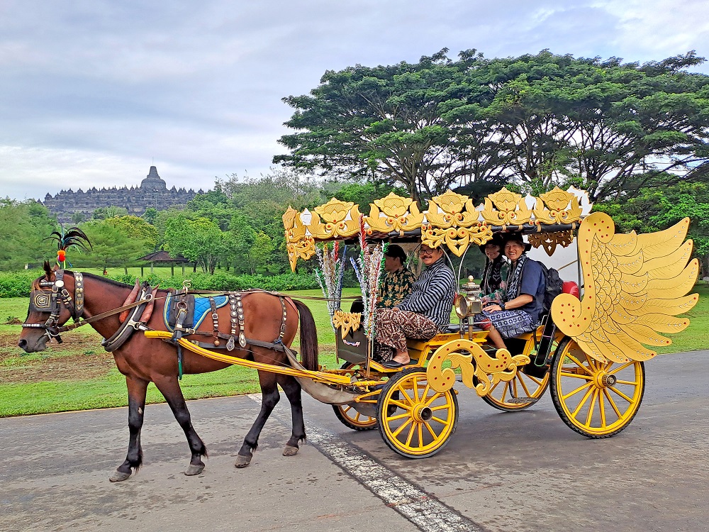 Pengunjung pertama Taman Wisata Borobudur (TWB) Magelang di tahun 2025 diarak dengan kereta kuda menuju ke Marga Utama Candi Borobudur, Rabu (1/1/2025).