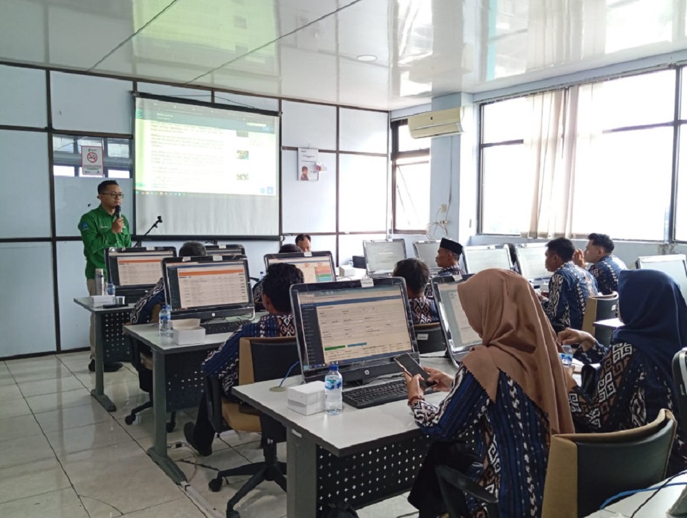 Warga Desa Salamrejo mendapat pelatihan smart village dari Dinkominfo Kabupaten Temanggung.  &nbsp;