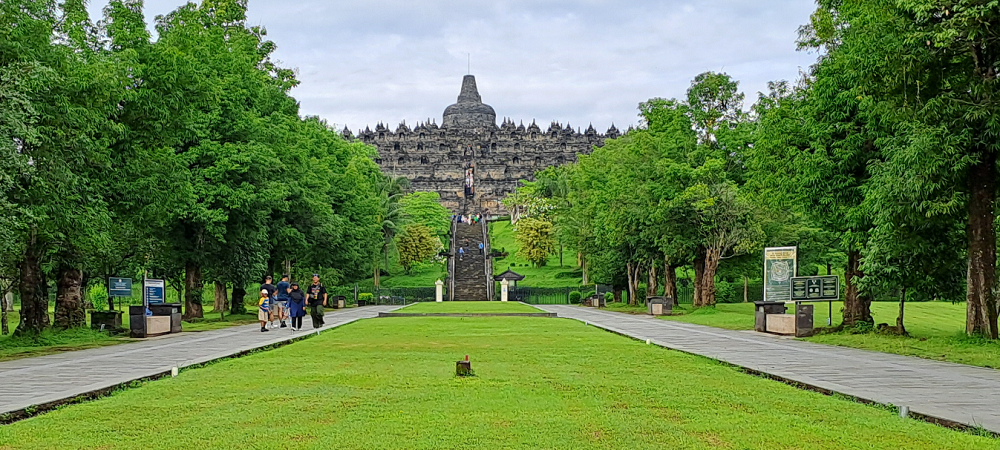 Taman Wisata Borobudur Magelang yang pada 2025 ditargetkan dikunjungi 1,7 juta wisatawan.