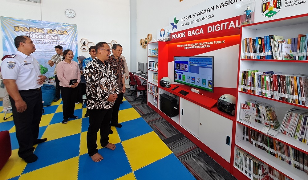 Wali Kota Magelang dr Muchamad Nur Aziz bersama&nbsp;Kepala Disperpusip Kota Magelang Nurwiyono Slamet Nugroho meninjau langsung ruang Pojok Baca Digital di Terminal Tidar Magelang