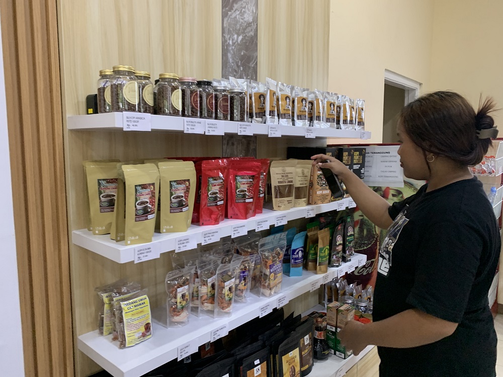Setelah menghabiskan libur Nataru, pelancong asal Jogja mampir membeli oleh-oleh kopi khas Temanggung, Jumat (3/1/2025).