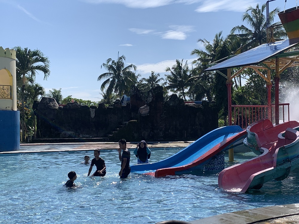 Pengunjung tampak bergembira bermain wahana air di Pikatan Water Park Temanggung.  &nbsp;
