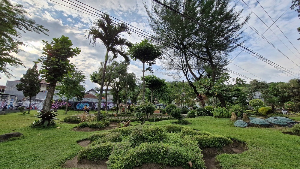 Dikenal sebagai Taman Baben, merupakan salah satu taman yang ada di pinggir Jalan Jenderal Sudirman, Kota Magelang.