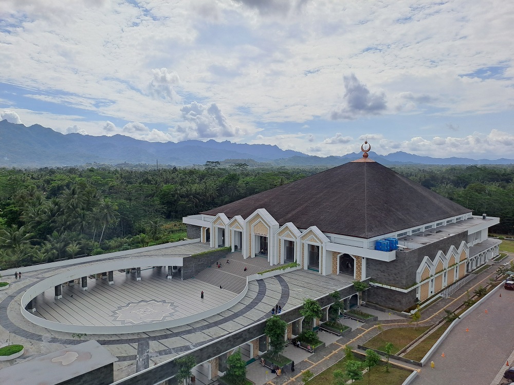 Pemandangan MAJT An-Nuur Magelang dari menara lantai tujuh bisa melihat Candi Borobudur dari kejauhan.  &nbsp;