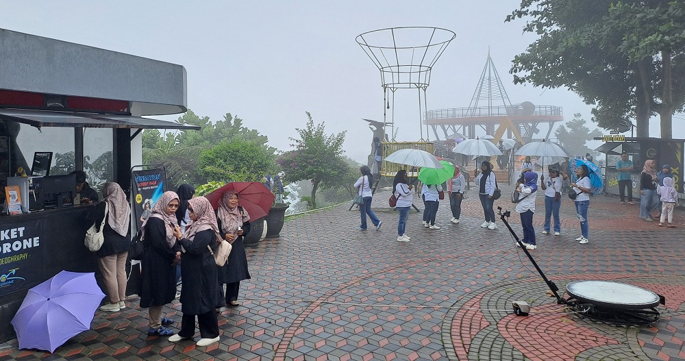 Wisata Ketep Pass Magelang menjadi salah satu destinasi unggulan meski cuaca berkabut, Minggu (5/1/2025).