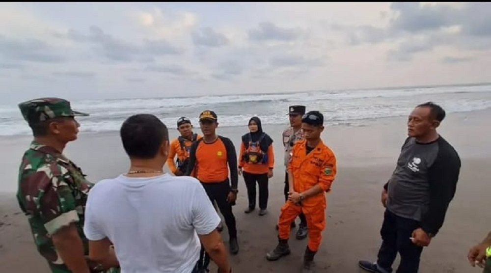 Petugas gabungan saat mencari Hanif Aslam yang masih belum ditemukan di Pantai Mliwis, Kebumen