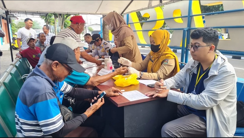 Dinkes Kota Magelang melakukan skrining kesehatan bagi sopir angkot di Terminal C Magersari.