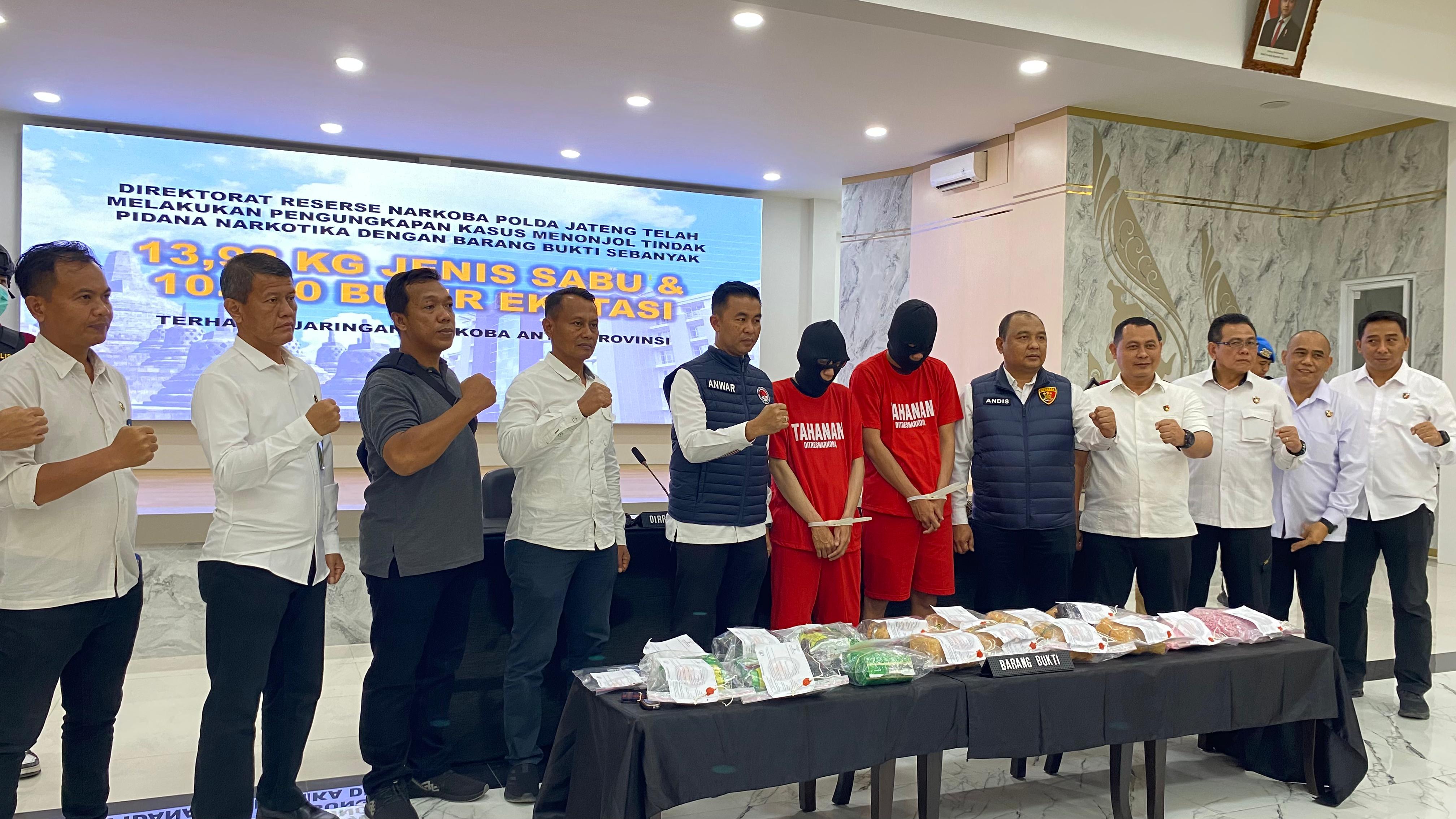 Dua orang warga Surabaya ditangkap anggota Ditresnarkoba Polda Jateng kaitannya narkoba.