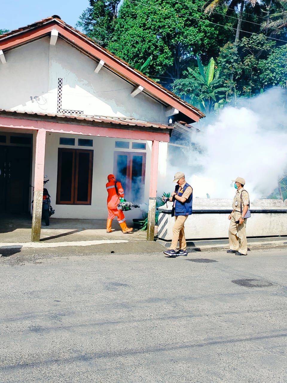 Rumah warga dan beberapa fasilitas umum difogging menyusul merebaknya kasus DBD di wilayah Kecamatan Kepil, Wonosobo.