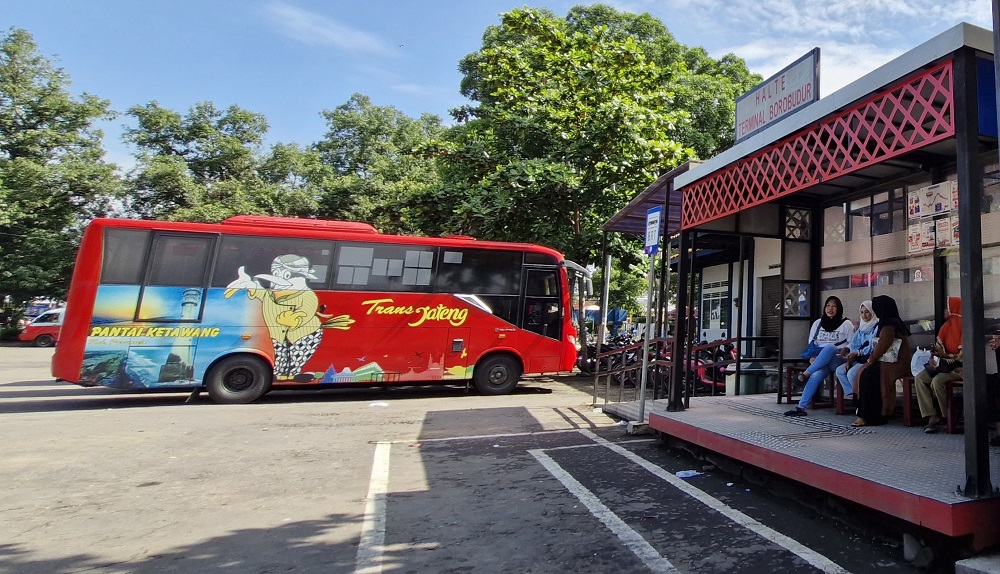 BRT Trans Jateng di Terminal Borobudur menunggu giliran jadwal keberangkatan.