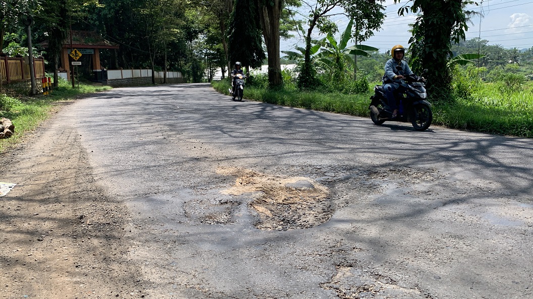 Kondisi jalan lingkar Walitelon, Kabupaten Temanggung, yang terdapat lubang di sejumlah titik.