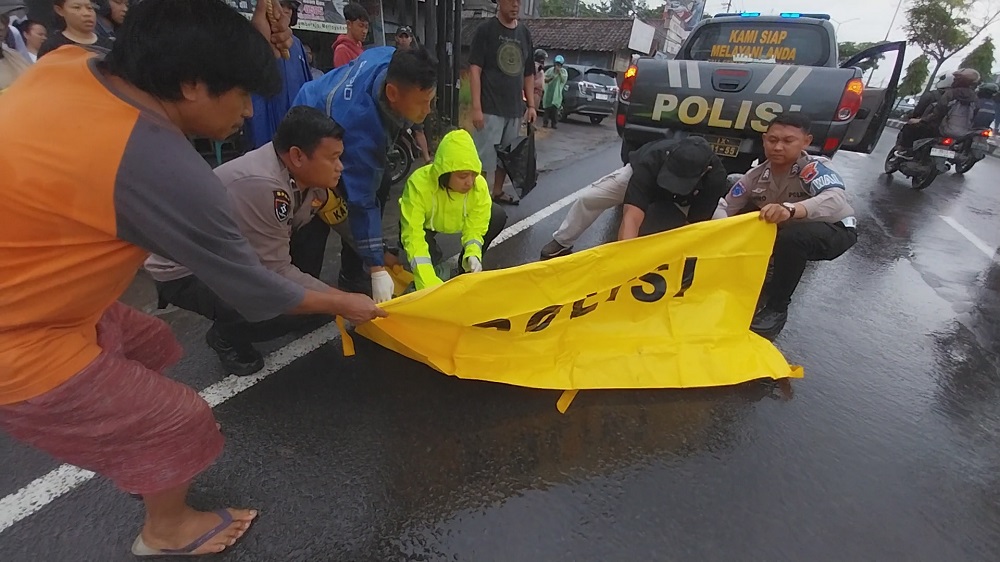 Kecelakaan terjadi Jalan Umum Jogjakarta-Magelang, Kecamatan Mertoyudan, Kabupaten Magelang, tepatnya di depan Apotek Karunia.