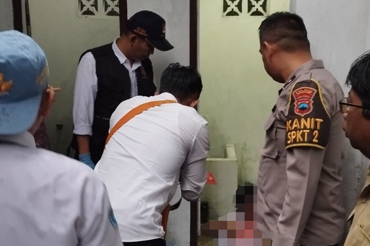 Petugas kepolisian melakukan olah tempat kejadian perkara di kamar mandi SMK Wiratama 2 Wonosobo, Senin (6/1/2025).