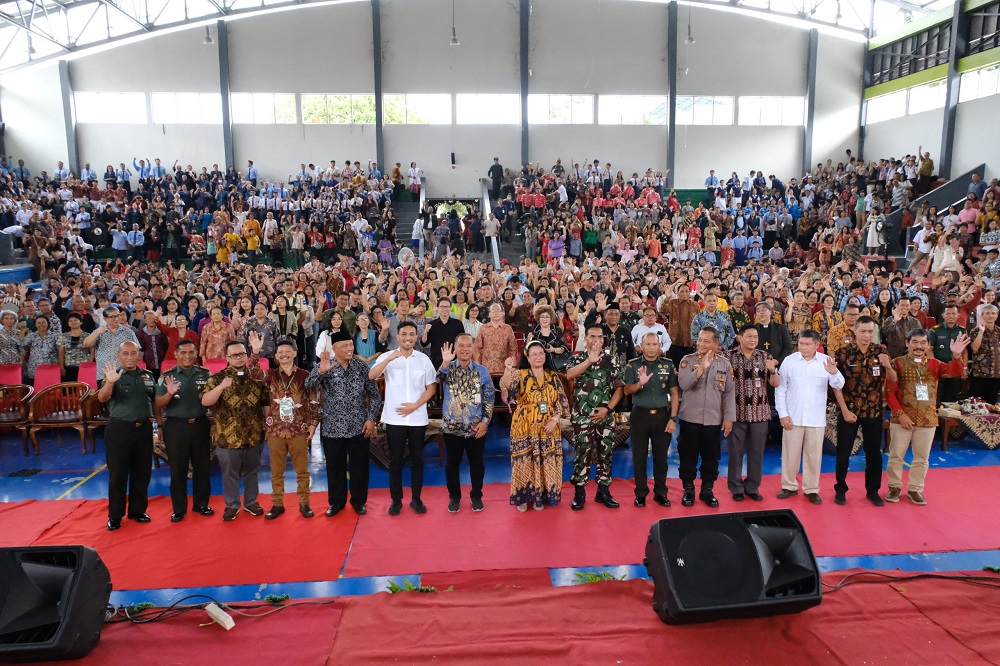 Umat Kristen dan Katolik merayakan Natal bersama di GOR Samapta Kota Magelang, Rabu (8/1/2025).