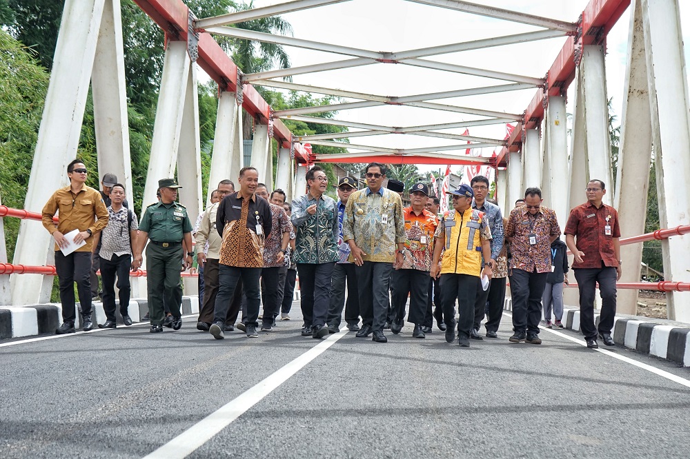 Pj Gubernur Jateng Komjen Pol (Purn) Drs. Nana Sudjana didampingi Pj Bupati Magelang Sepyo Achanto dan Wali Kota Magelang Muchamad Nur Aziz saat meresmikan Jembatan Rejosari atau Jembatan Ngembik