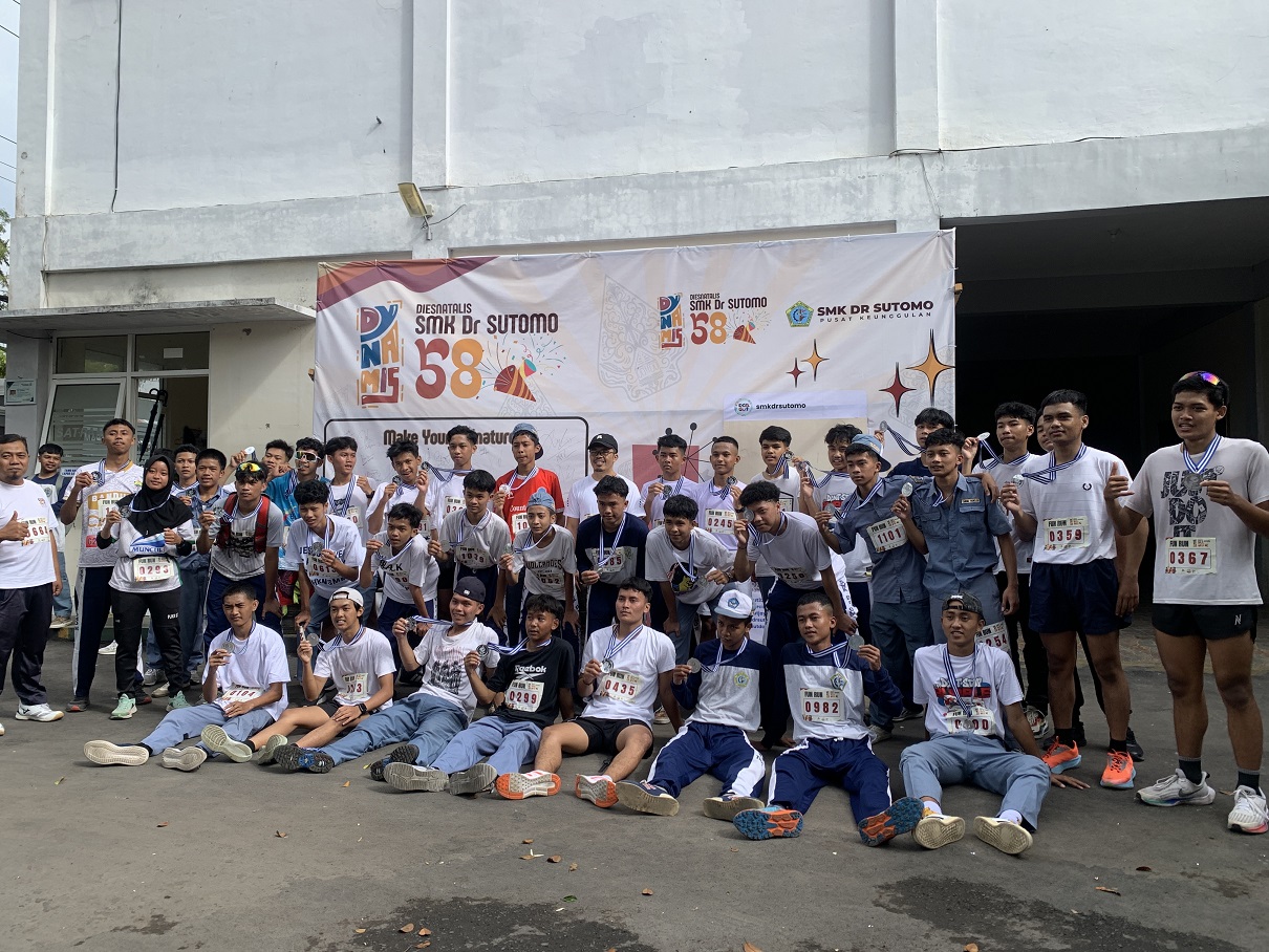 Siswa SMK Dr Sutomo Temanggung menunjukkan medali setelah mengikuti fun run yang diadakan Kamis (9/1/2025).