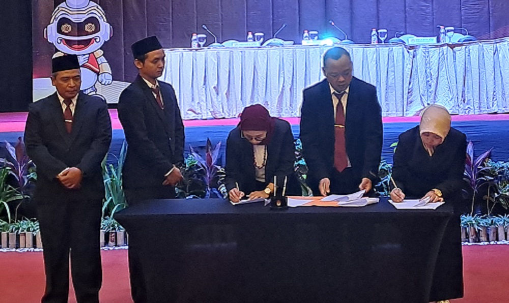 Penandatanganan berita acara penetapan pasangan calon bupati dan calon wakil bupati Magelang terpilih Grengseng Pamuji dan Sahid di Ballroom Grand Artos Hotel, Kamis (9/1/2025)