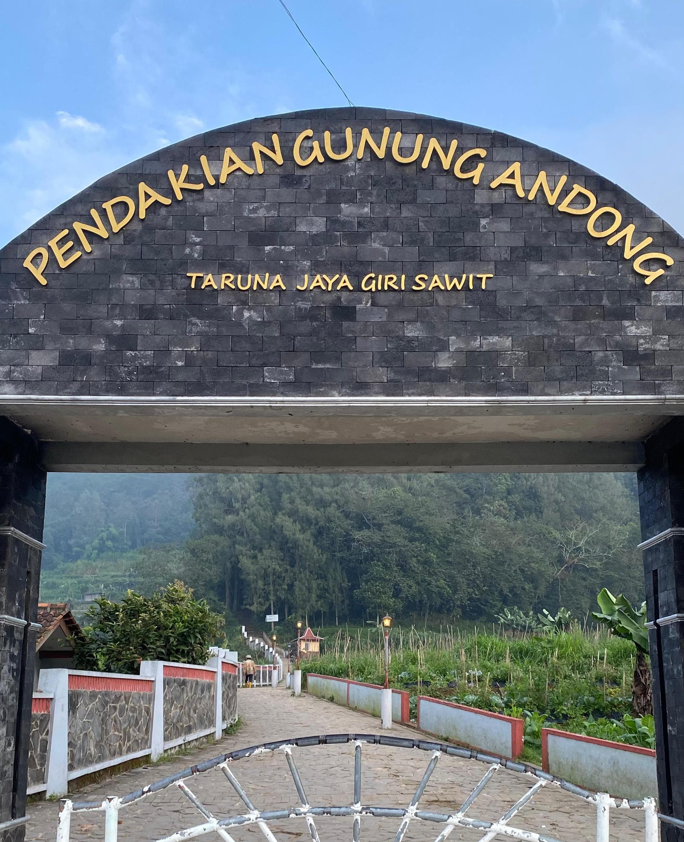 Pendakian gunung kini menjadi tren di kalangan anak muda.