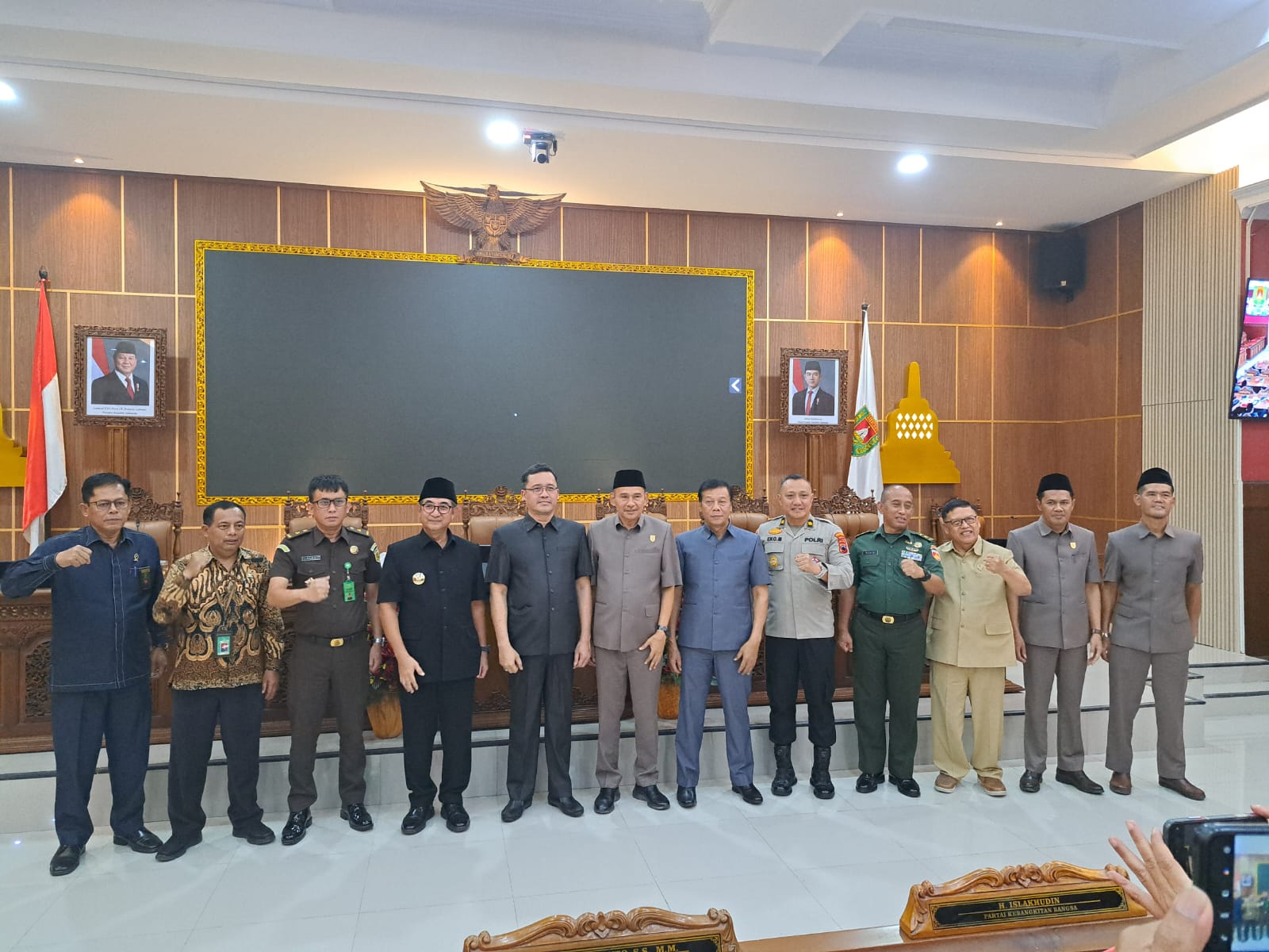 Pimpinan DPRD Kabupaten Magelang beserta Forkopimda berfoto bersama Calon  Bupati dan Wakil Bupati Terpilih Grengseng Pamuji dan Sahid
