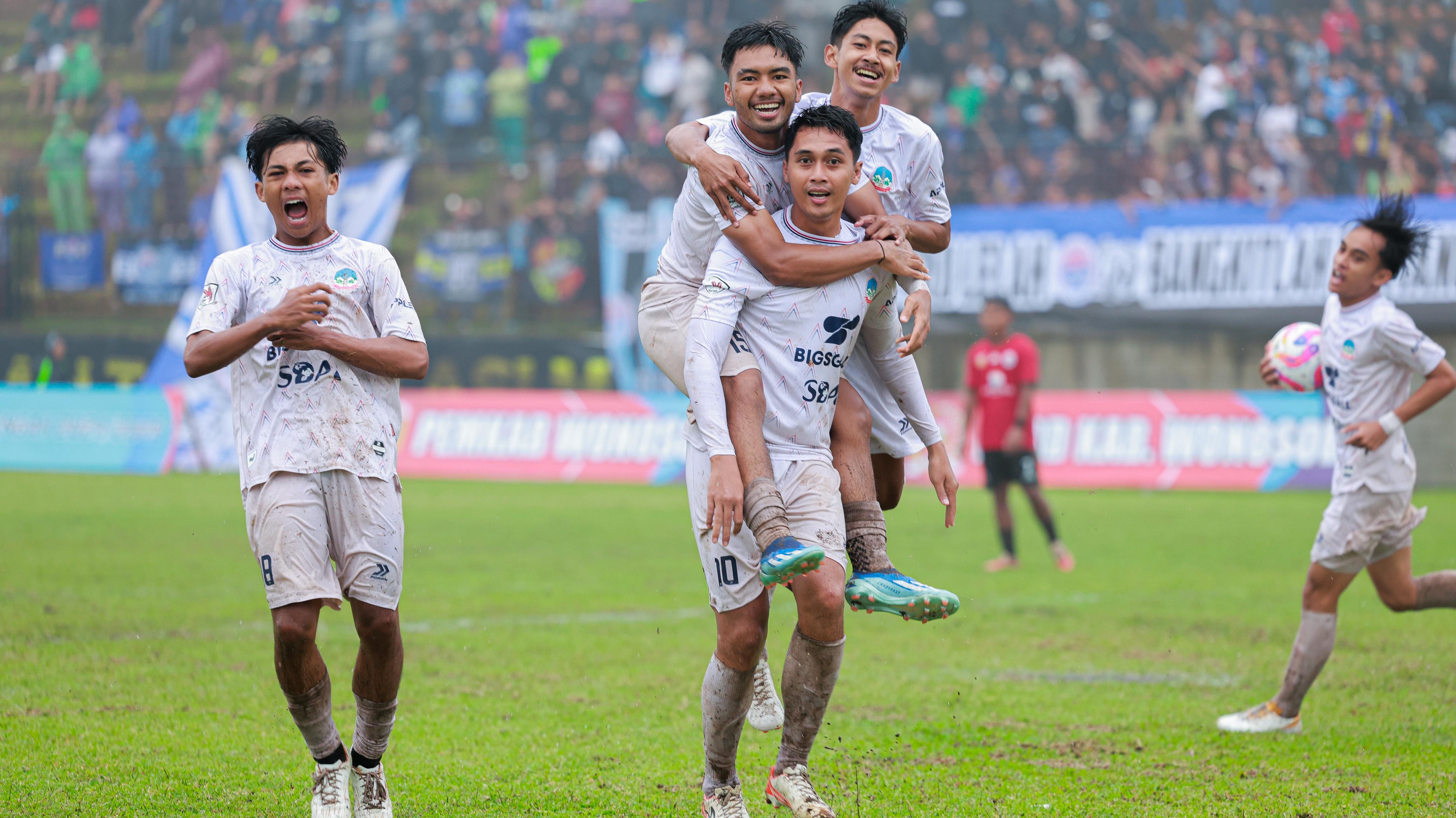 Pemain Persitema Temanggung melakukan selebrasi setelah menjebol gawang PSIW Wonosobo, di laga away di Lapangan Tanggulasi, Leksono, Wonosobo, Minggu (12/1/2025).