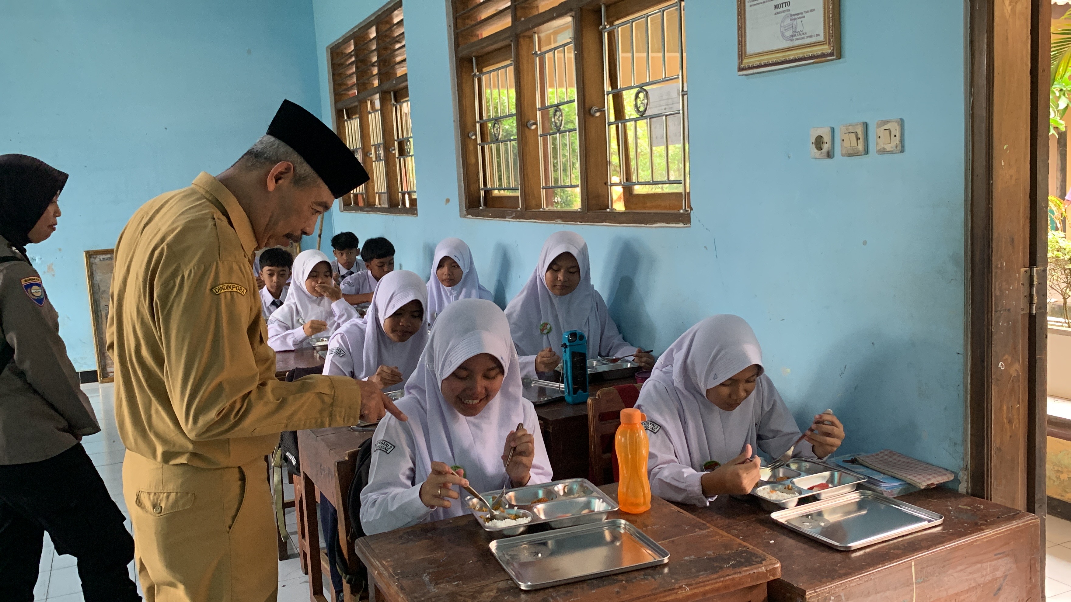 Siswa SMP Negeri 2 Temanggung menyantap menu MBG, Senin (13/1/2025).