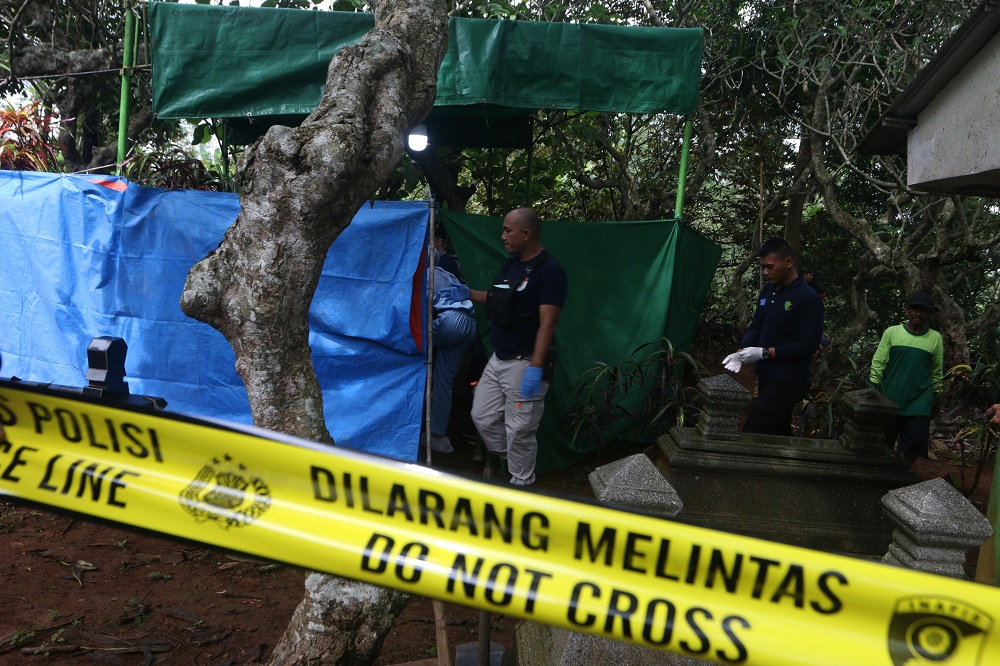 Proses pembongkaran makam Darso di TPU Kampung Gilisari, Kelurahan Purwosari, Mijen, Kota Semarang dan dilanjutkan otopsi oleh tim dokter forensik.