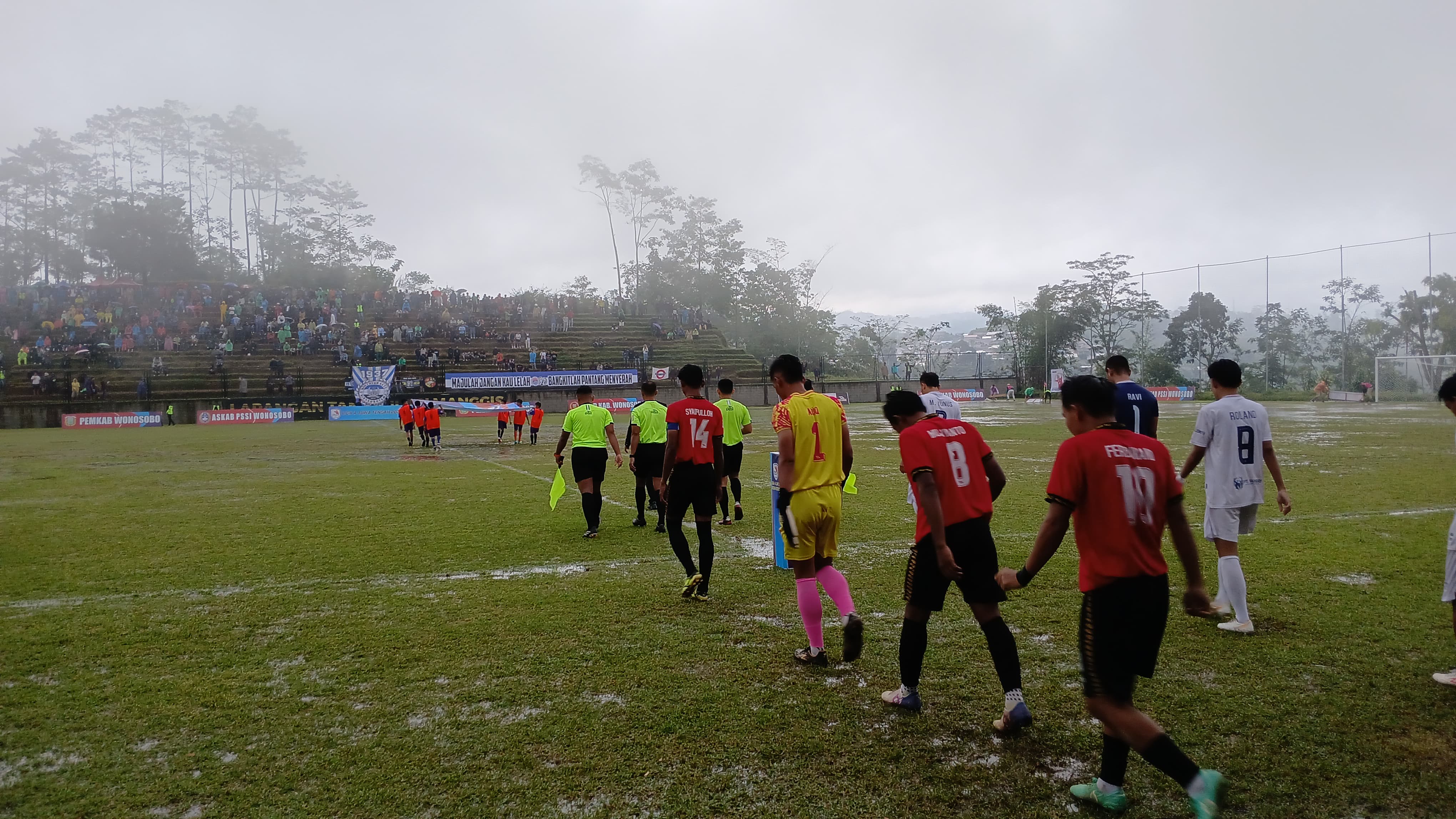 Tim PSIW Wonosobo dan Persitema Temanggung memasuki Lapangan Tanggulasi, Desa Manggis Kecamatan Leksono, Minggu (12/1/2025).