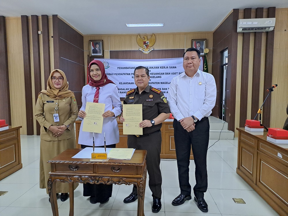 Kepala Kejaksaan Negeri (Kajari) Kabupaten Magelang Zein Yusri Munggaran dan Kepala BPPKAD Kabupaten Magelang Siti Zumaroh menandatangani kerja sama&nbsp;di Aula Kejaksaan Negeri Kabupaten Magelang