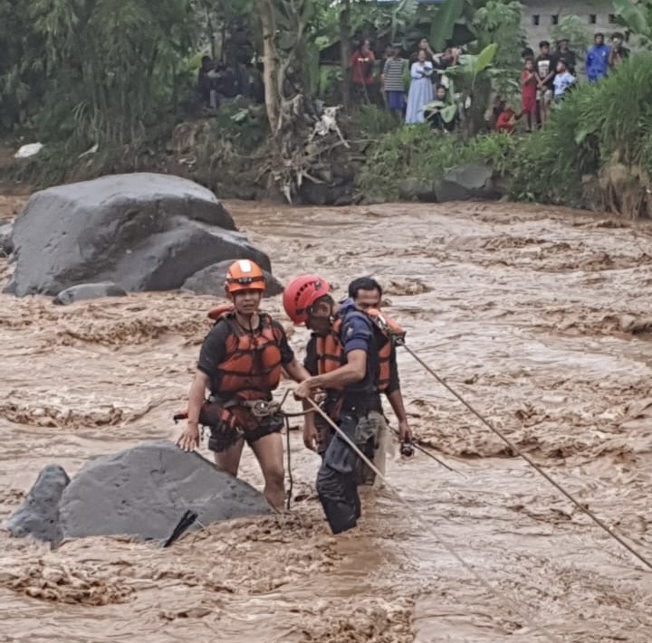 Proses evakuasi pemancing asal Wonosobo yang terjebak banjir di Sungai Galeh, Parakan, Temanggung, Selasa (14/1/2025).