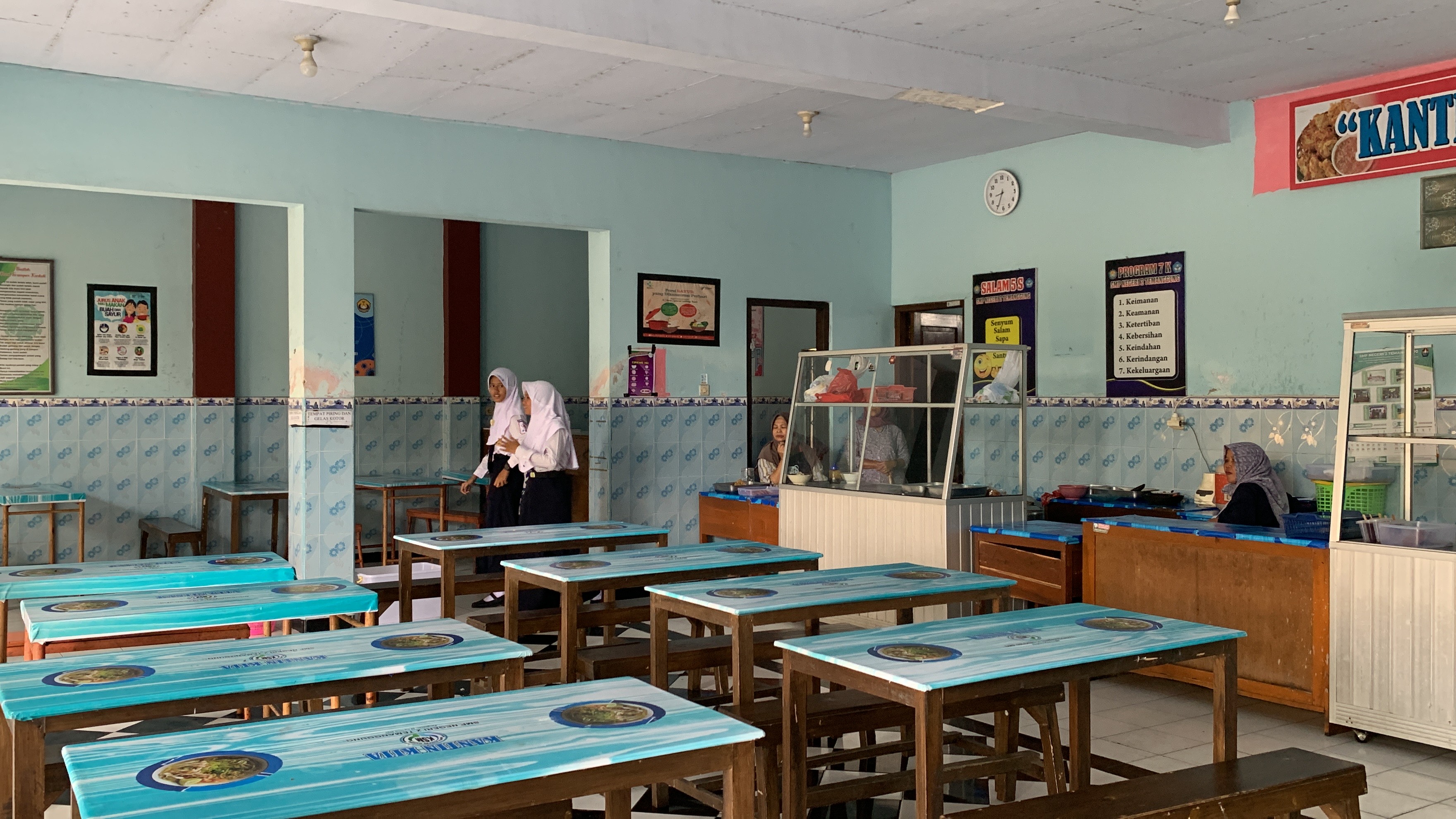 Suasana kantin sekolah saat jam istirahat di SMPN 2 Temanggung yang sepi terimbas program MBG.