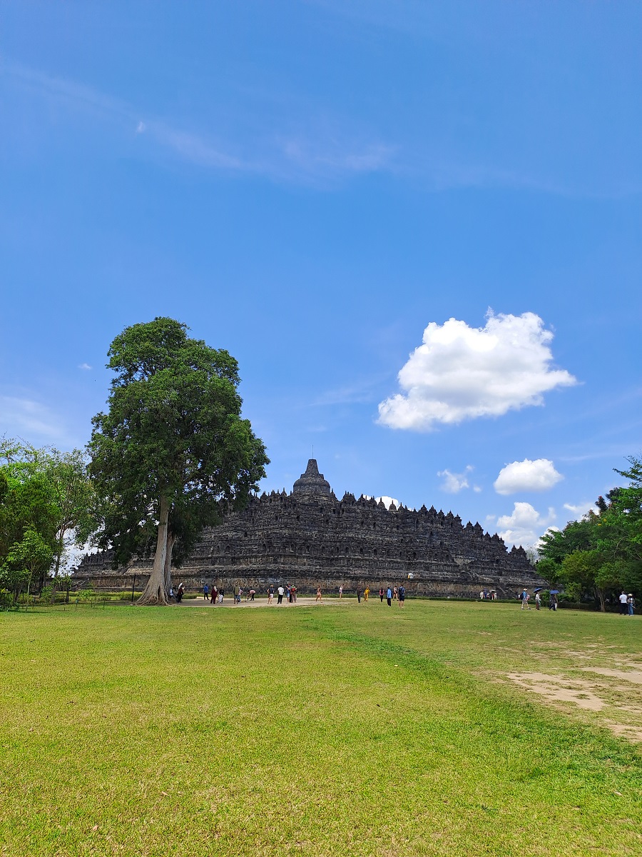 Candi Borobudur di Kabupaten Magelang yang viral karena ada kaus bertuliskan Borobudur Yogyakarta yang dijual pedagang.
