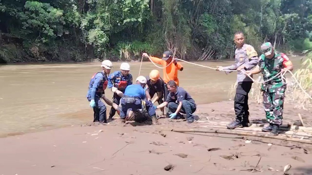 Petugas Damkar saat mengevakuasi jenazah Sodiq di Sungai Progo, Kabupaten Magelang,&nbsp;Kamis (16/1/2025) &nbsp;