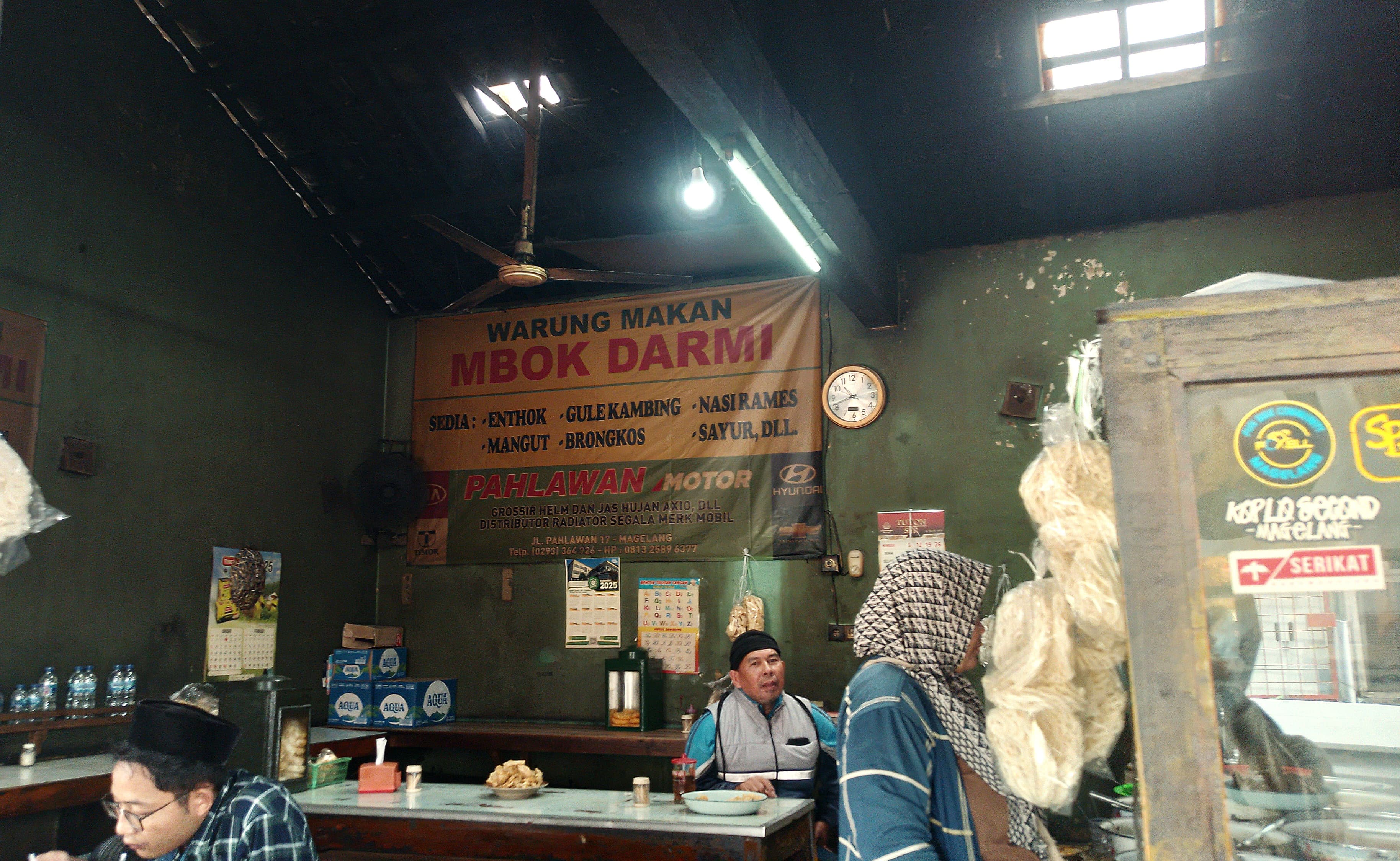 Warung Mbok Darmi yang mempunyai menu khas di pasaran Pahing