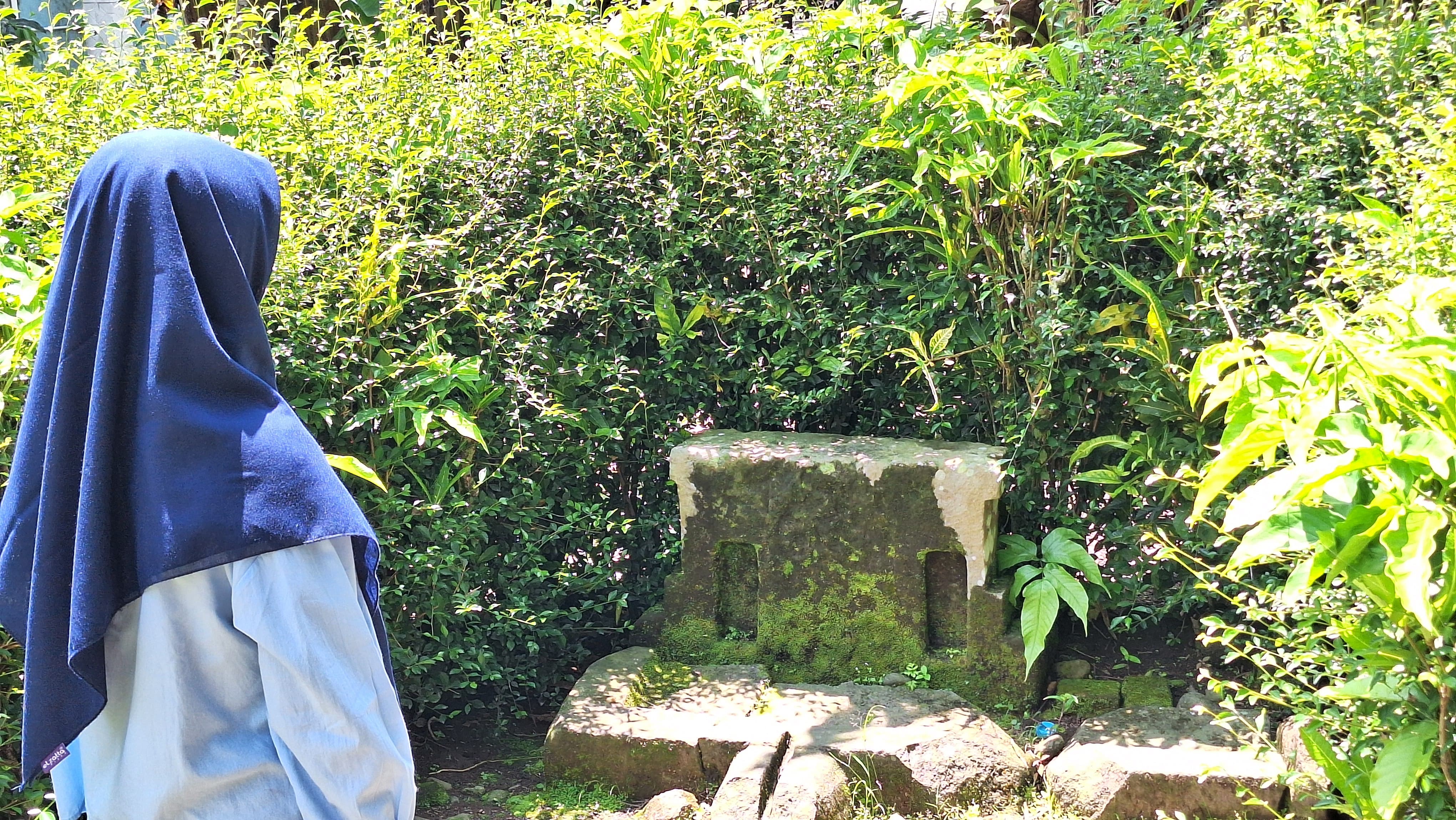 Sebuah Candi yang Berada di Samping Lapangan Kecamatan Candimulyo