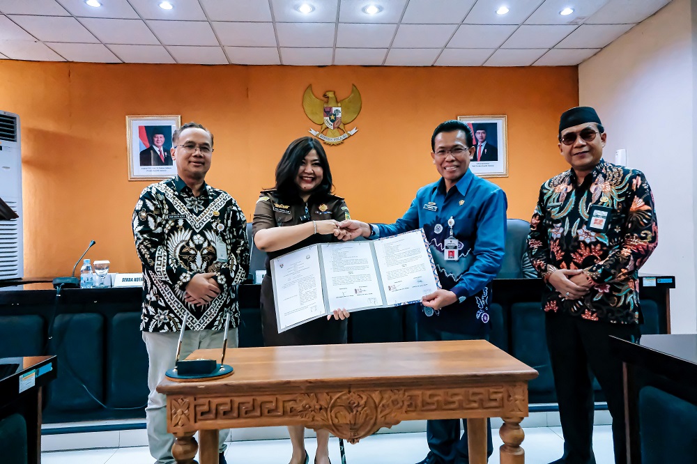 Wali Kota Magelang Dokter Aziz dan Kepala Kejari Kota Magelang Yeni Trimulyani menandatangani MoU kerja sama di Ruang Sidang Lantai 2 Kantor Setda Kota Magelang