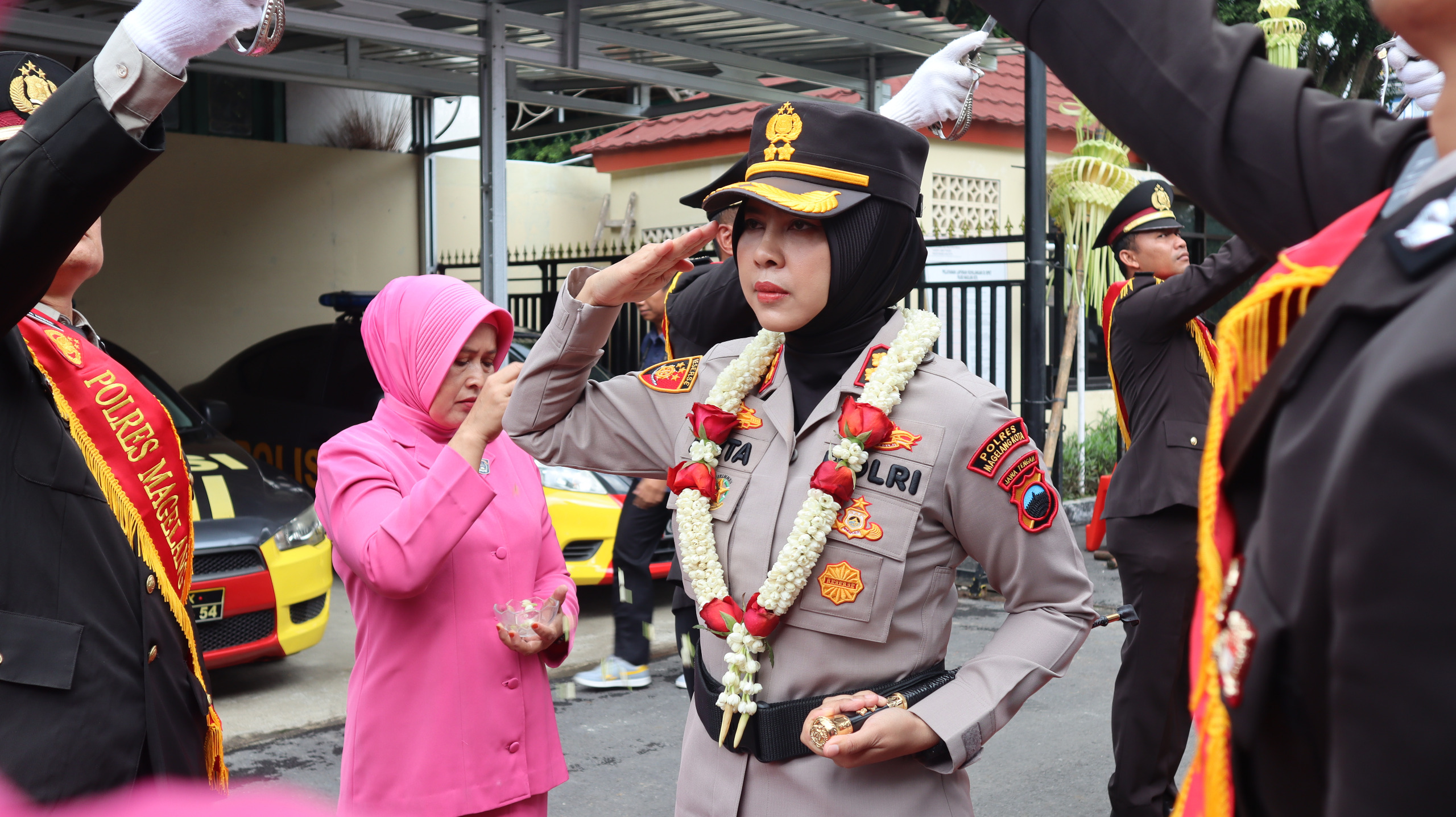 Penyambutan Kapolres Magelang Kota AKBP Anita Indah Setyaningrum dengan upacara pedang pora di Polres Magelang Kota, Sabtu (18/1).
