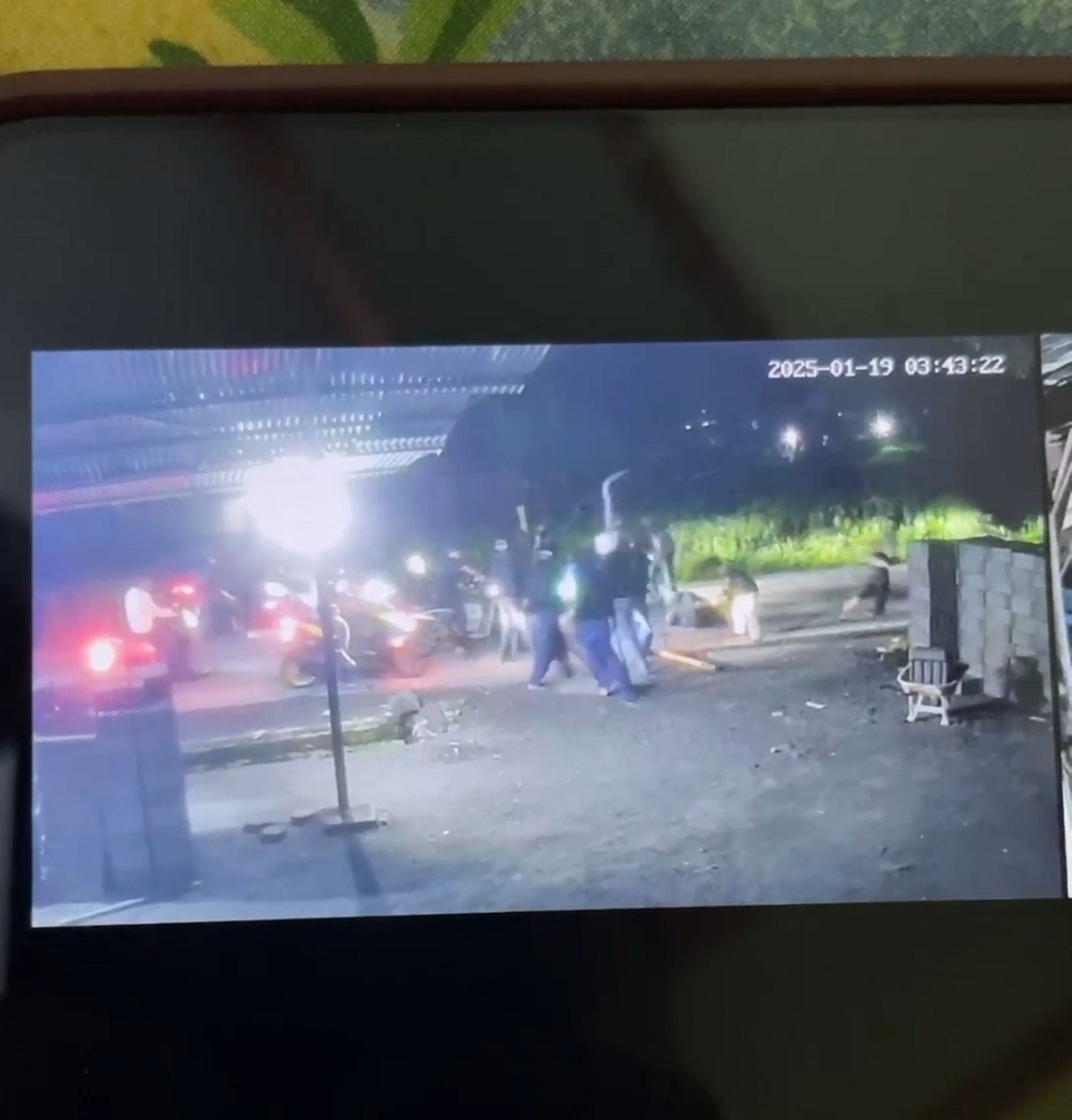 Tangkapan CCTV aksi tawuran hingga salah satu orang dari kubu lawan dikeroyok dan diseret di jalan, Minggu (19/1/2025).