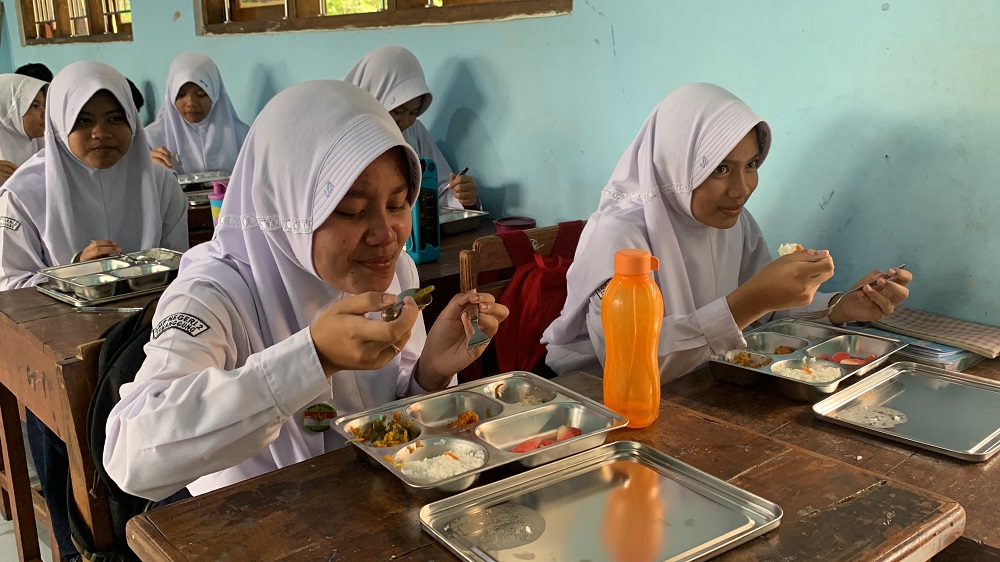 Siswa SMP Negeri 2 Temanggung saat menyantap makan bergizi gratis (MBG).&nbsp;Pemkab Temanggung menyiapkan anggaran Rp 6 miliar untuk pendamping program nasional ini.