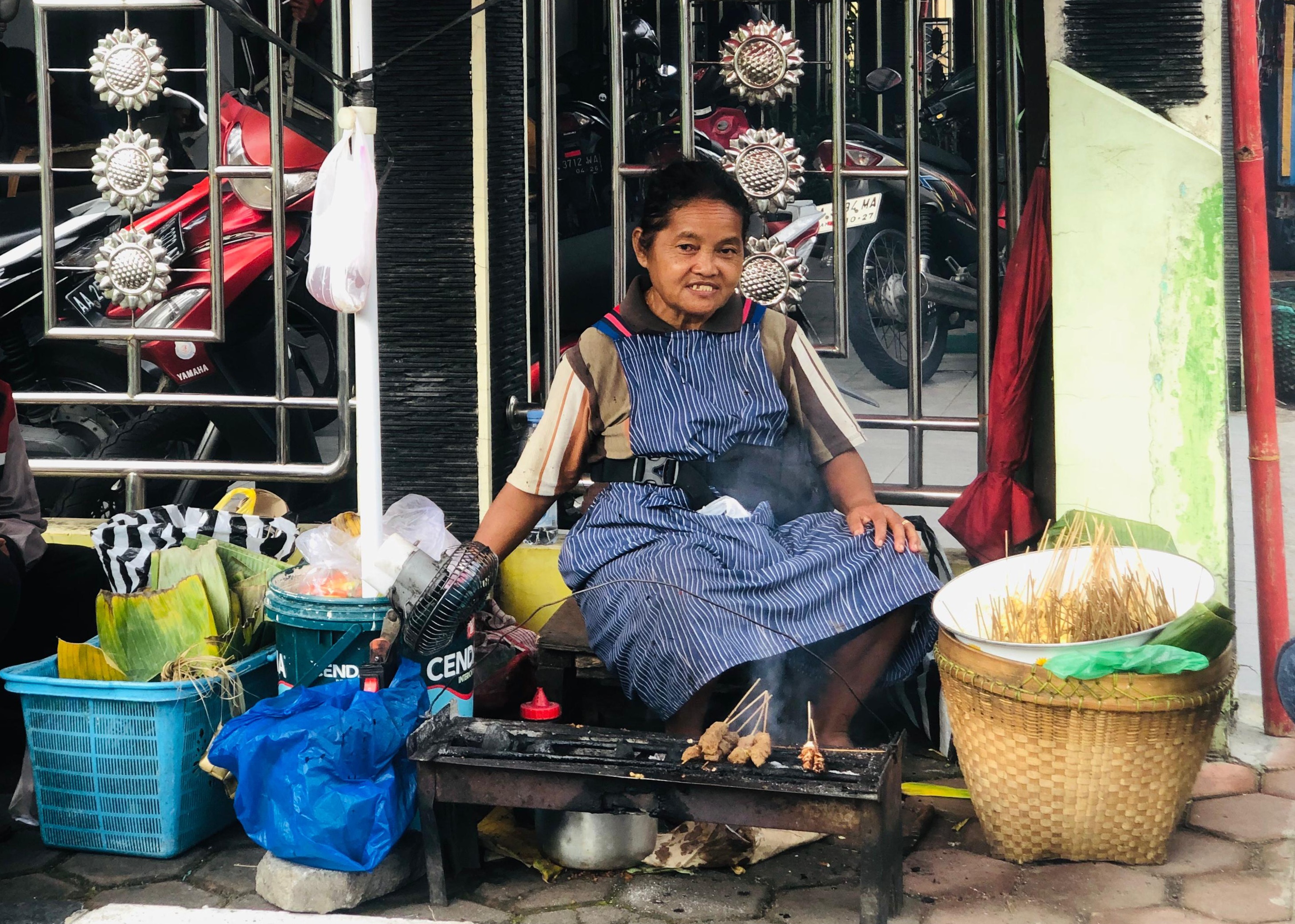 Sumarni menjual berbagai sate di depan Indomaret samping RS Harapan Magelang.