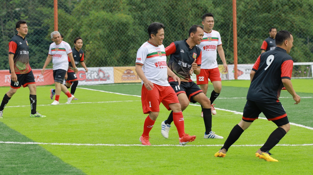 Bupati Wonosobo Afif Nurhidayat, Sekda Onr Andang Wardoyo bersama forkompimda bermain mini soccer melawan  jurnalis.